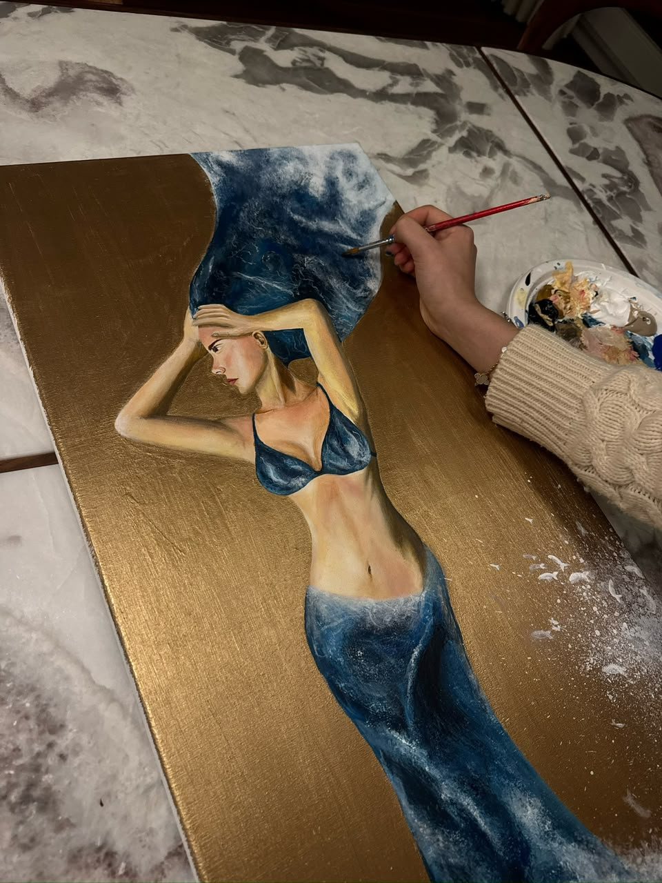 Détail de la toile en cours : vagues bleues sur feuille d'or