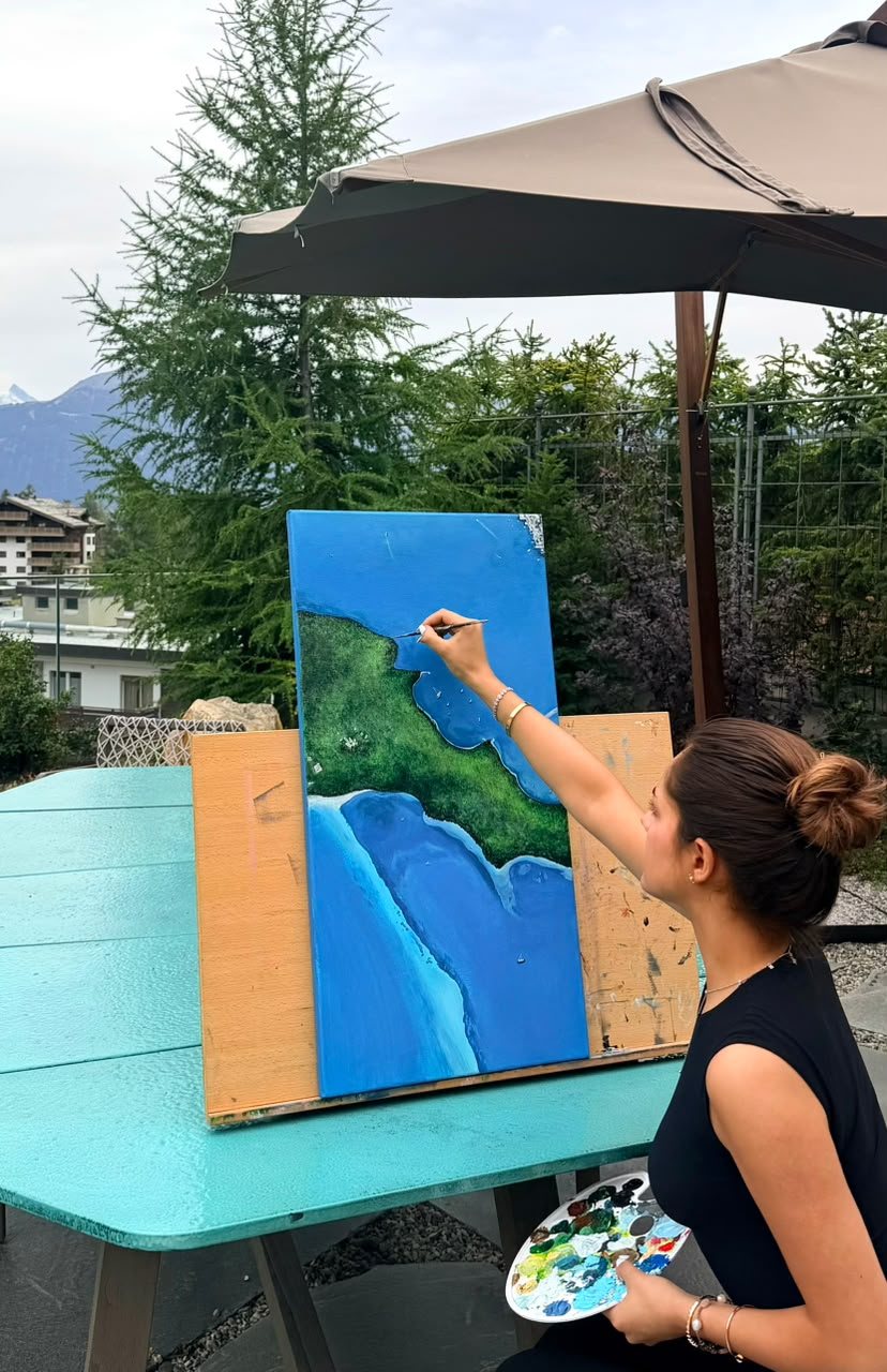 Anemca peignant en plein air, les montagnes du Valais en arrière-plan